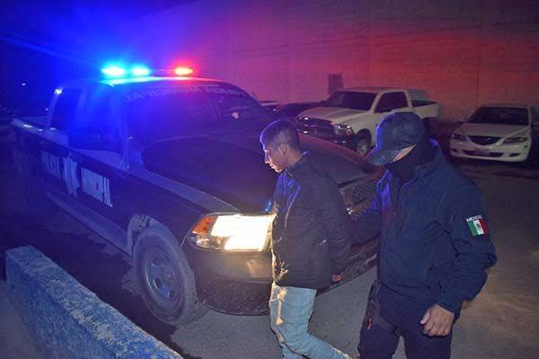 Desquiciado levanta mano contra su mamá