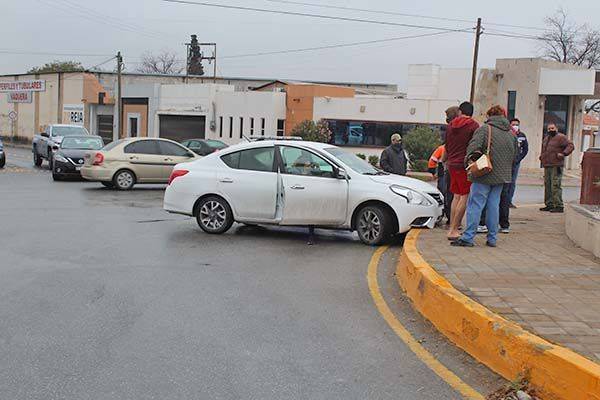 Choca carro contra rotonda
