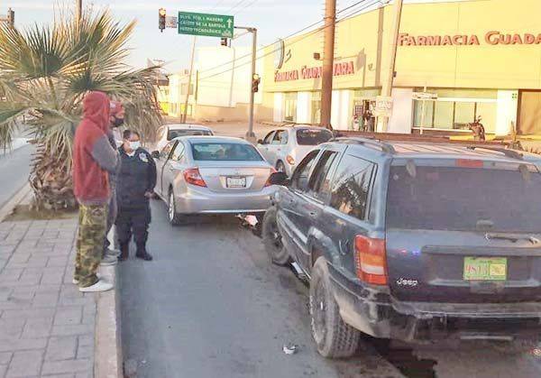 Embarra camioneta en choque por alcance