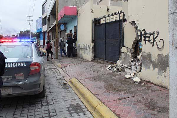 Cafre hace boquete en pared