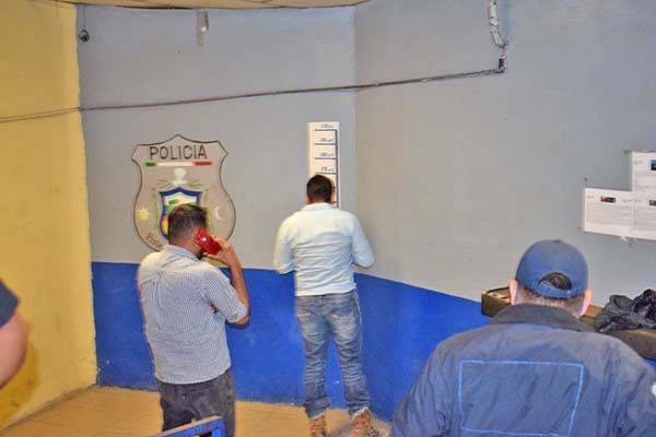 Decomisan policías arsenal