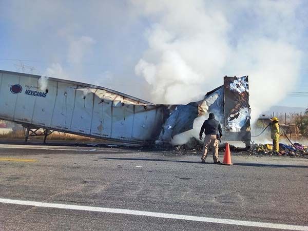 Arde remolque repleto de abarrotes