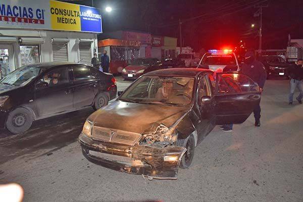 Colisiona al ignorar semáforo