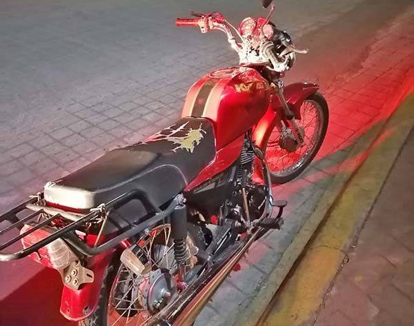 Motociclista acaba con raspones