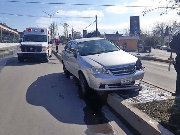 Trepa auto en el camellón