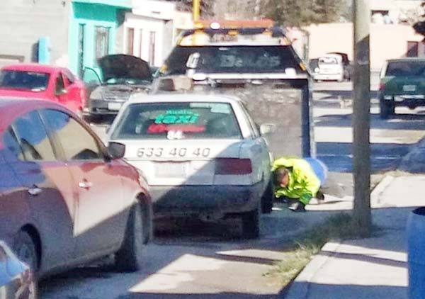Ladrones abandonan taxi robado