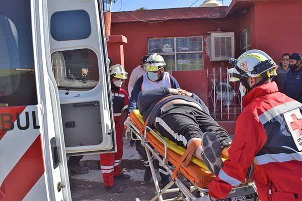 Repara tinaco y cae del techo