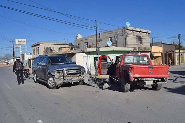 Colisionan camionetas en invasión de carril