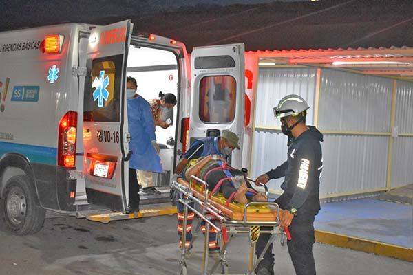 Grave jovencita al caer de acantilado