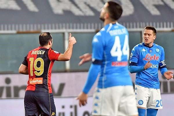 Se le aparece Pandev al Napoli