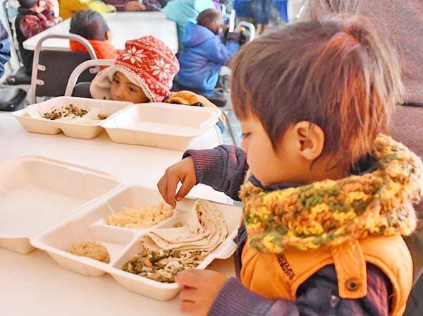 Brindan cobijo y comida caliente a 40 personas