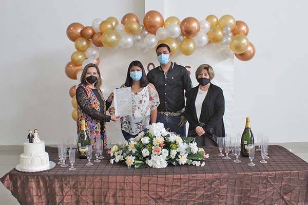 Casan a 10 parejas de SB en Bodas Comunitarias