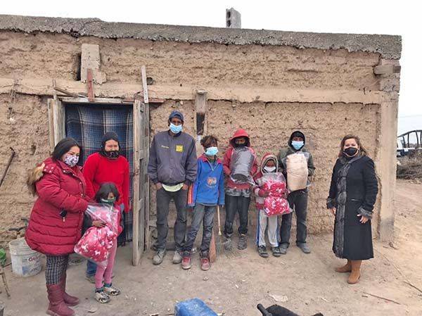 Entrega Nelva Villarreal cobertores a las familias