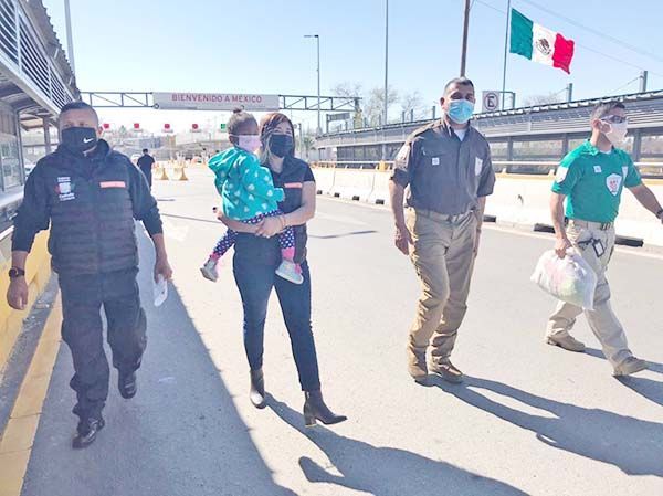 Reúnen con su familia a niña chilena rescatada