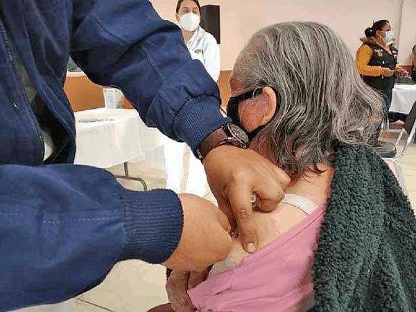 Avanza vacunación de adultos mayores