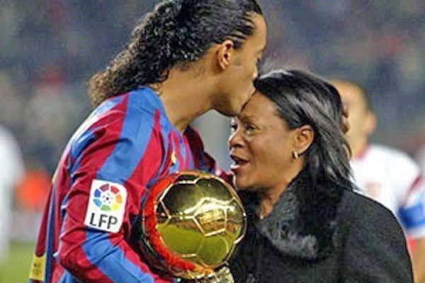 Muere madre de Ronaldinho de Covid-19