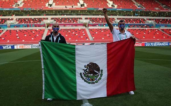 ¿Disculpa forzada? Patón Guzmán posa con el puño en alto con bandera de México junto a Guido Pizarro