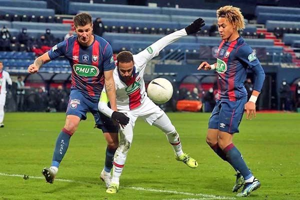 Se lesiona Neymar y será duda ante Barcelona
