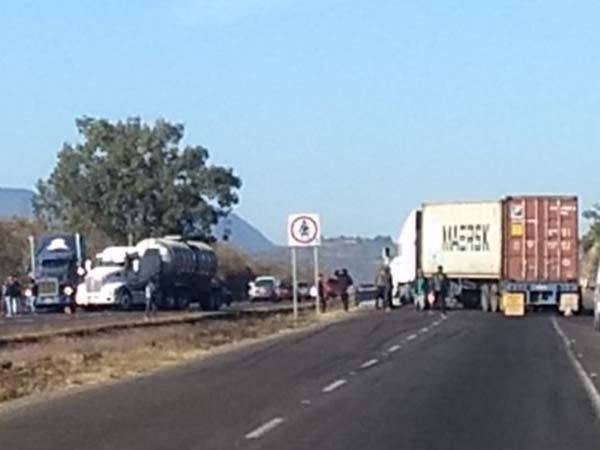 Normalistas secuestran camiones y piden $100 mil para devolverlos