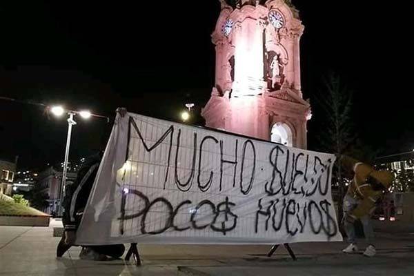 Explota afición contra los Tuzos y muestran mantas