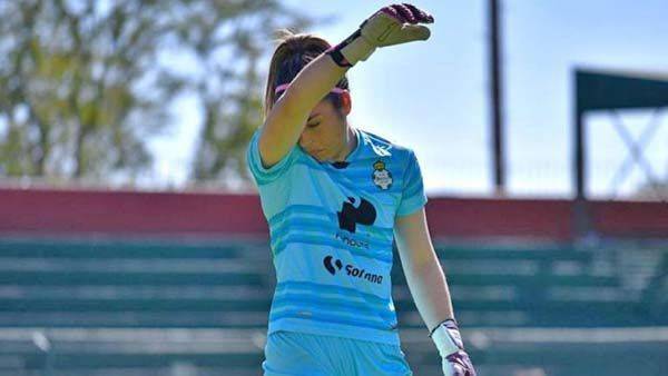 PORTERA DE SANTOS SE DESVANECIÓ TRAS CHOCAR CON EL POSTE