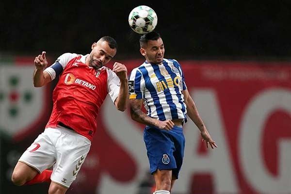 Expulsan a ‘Tecatito’ en empate del Porto