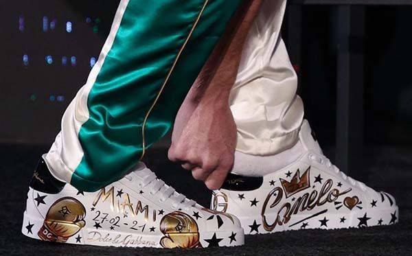 ¿Cuánto cuestan los tenis personalizados Dolce & Gabbana que lució el Canelo?