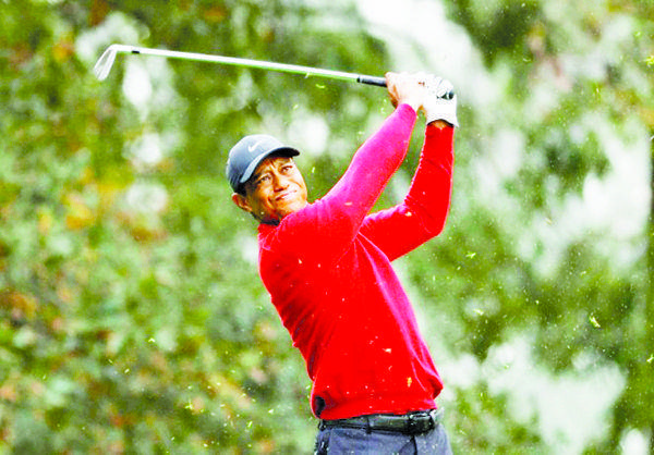 Tiger Woods es trasladado de hospital para seguir recuperación