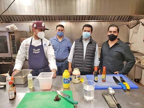 Reaparece Delegado ofreciendo recetas