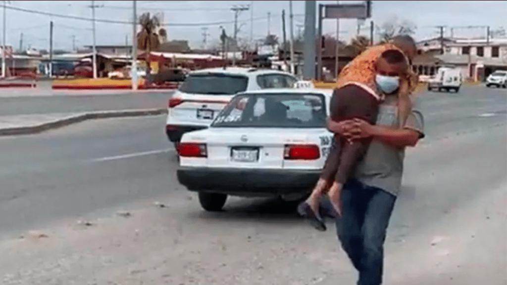 Lleva cargada a su madre para vacuna