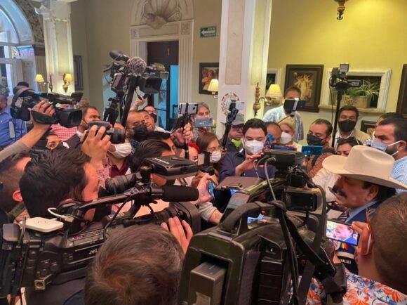 DECLINA ASPIRANTE A FAVOR DE ARMANDO GUADIANA