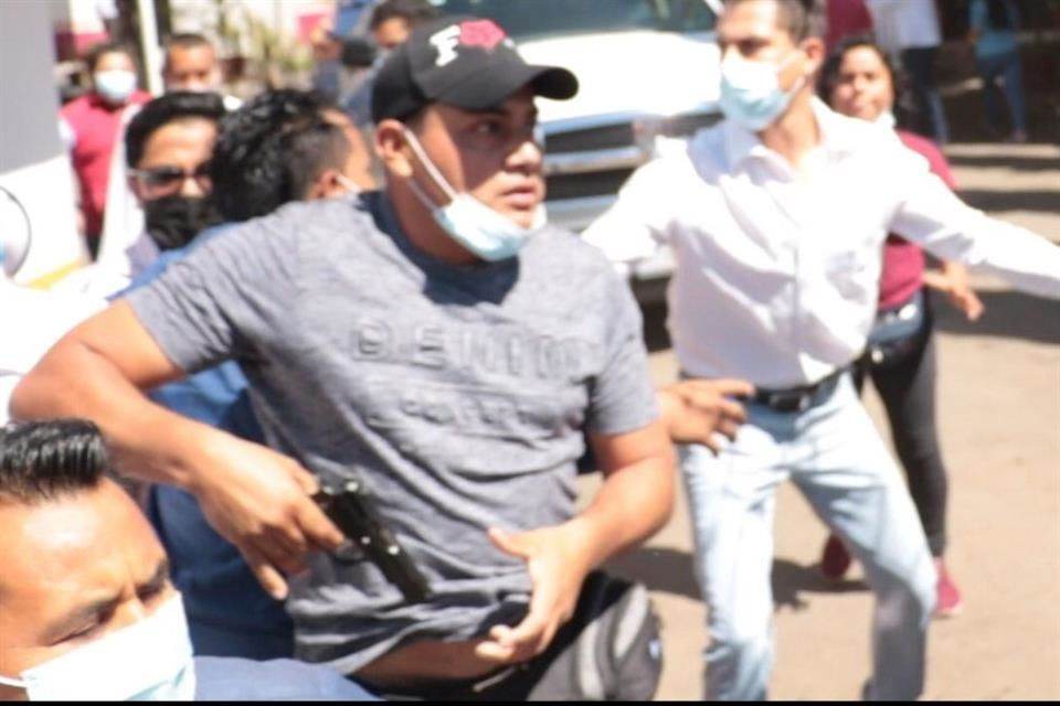Exigen vacunas en Oaxaca; los reciben armados