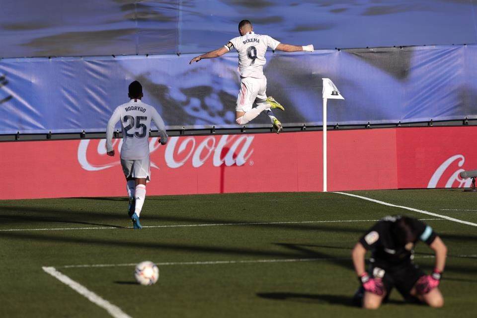 Doblete de Benzema da el triunfo al Real Madrid