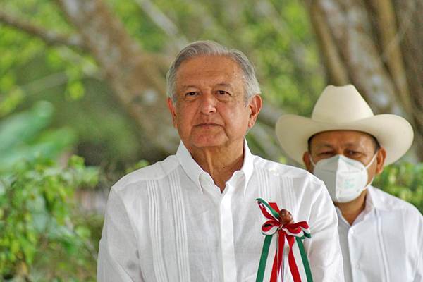 «Descaro que Walmart y Bimbo se ampararon contra ley eléctrica»:  AMLO