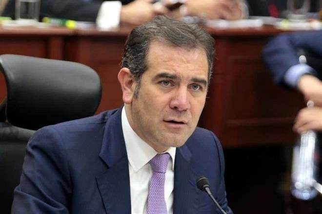 Busca presidente de INE amparo contra sanciones por salarios