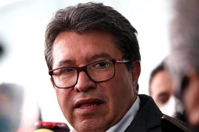 Propone Monreal multa por fumar en coches particulares