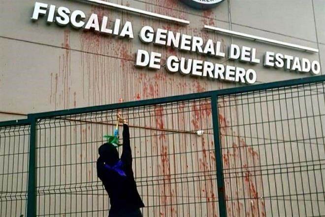 Protestan feministas en FGE de Guerrero contra Salgado