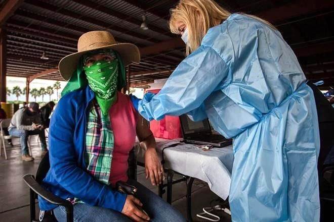 Priorizan vacunar a indocumentados en California