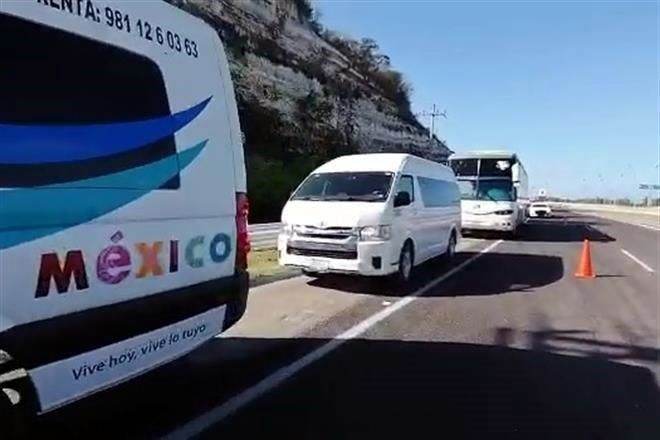 Protestan transportistas en carreteras por alzas