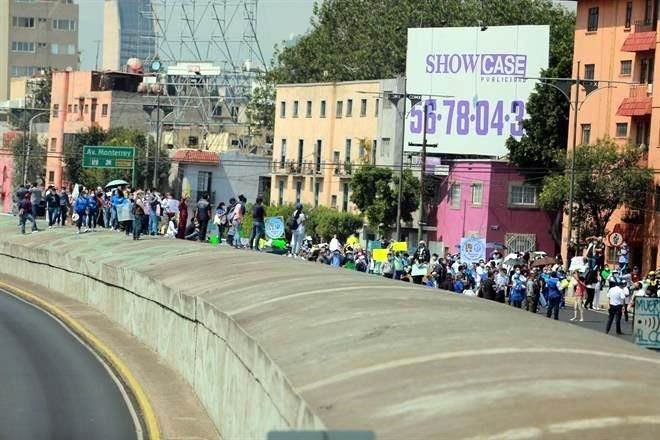 Exigen con bloqueo vacunación contra Covid