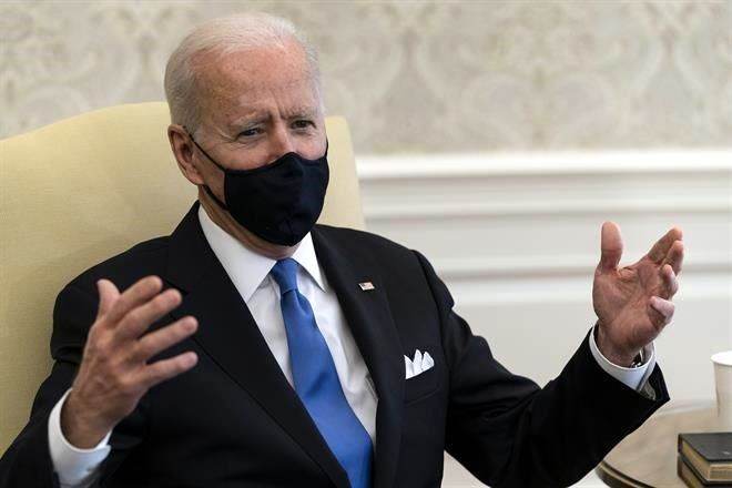 Ve Biden ‘pensamiento neandertal’ por quitar restricciones