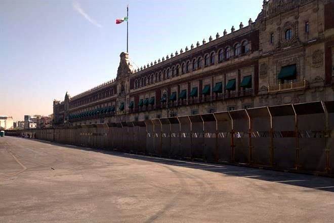 Cercan con vallas Palacio Nacional ante protestas por 8M