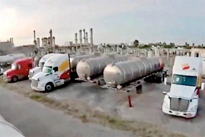 Cruza contrabando mil 700 pipas ¡al día!