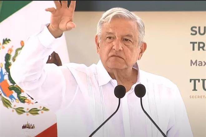 Vallas en Palacio Nacional no es miedo.- AMLO