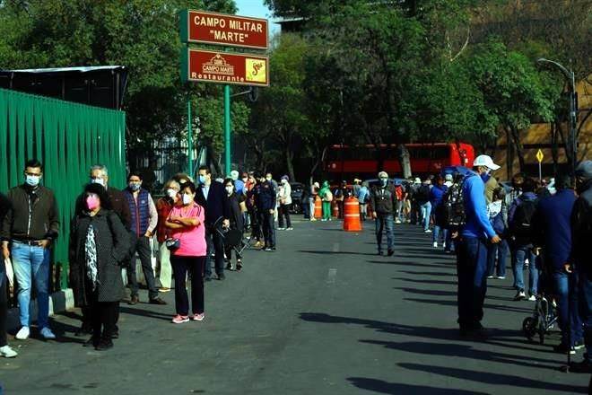 Inicia vacunación en Campo Marte con largas filas