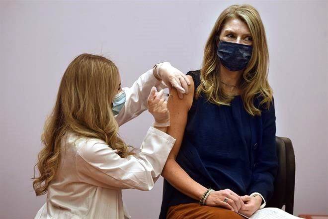Vacunados pueden reunirse sin cubrebocas.- EU