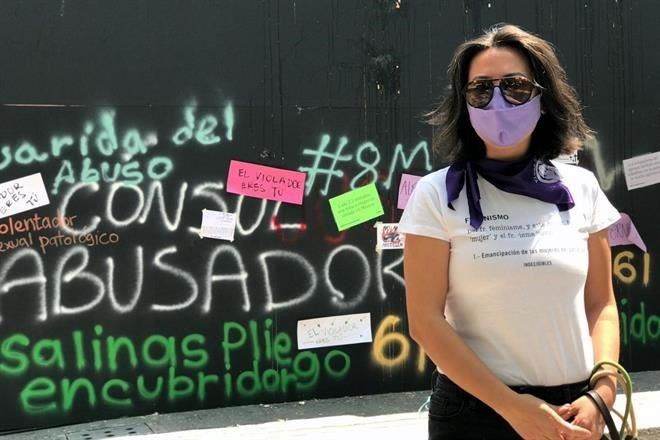 Hacen pintas y dejan mensajes frente a casa de Roemer