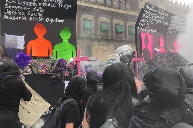 Derriban mujeres vallas frente a Palacio Nacional