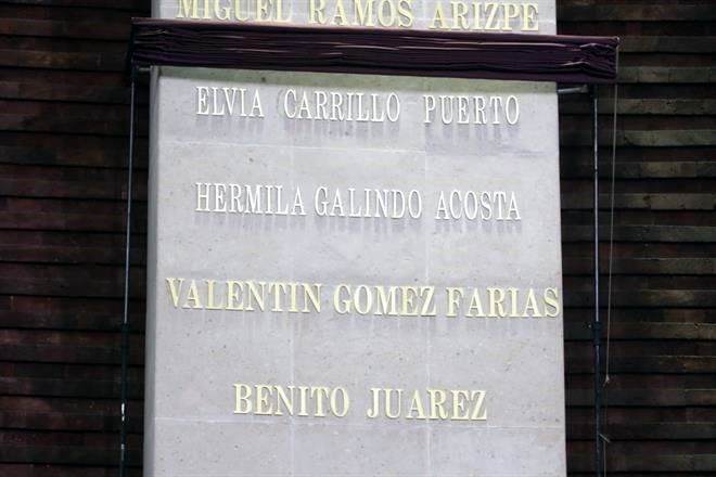 Inscriben en letras de oro nombres de feministas