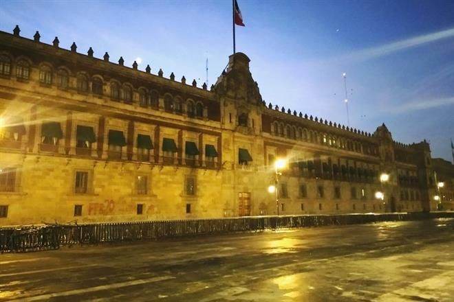 Quitan muro de Palacio Nacional